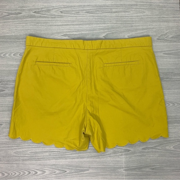 Banana Republic 5" Scallop Hem Shorts - Picture 4 of 6